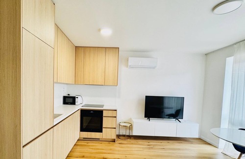 Peres Appartement | Modern Flat with Free Parking 10mins on bus to City Centre 1min walk to Bus stop