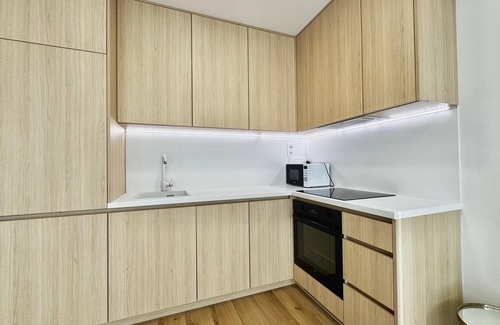 Peres Appartement | Modern Flat with Free Parking 10mins on bus to City Centre 1min walk to Bus stop