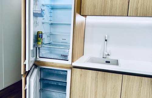 Peres Appartement | Modern Flat with Free Parking 10mins on bus to City Centre 1min walk to Bus stop