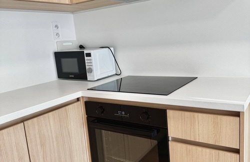 Peres Appartement | Modern Flat with Free Parking 10mins on bus to City Centre 1min walk to Bus stop