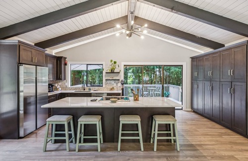 Lake Stevens Maison | Modern Forest Escape Near Hikes & Lake 6 Bedroom Home