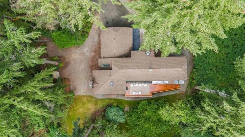 Artondale Maison | Modern Forest Retreat: Dog Friendly Scenic Views