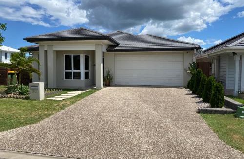 Deebing Heights Maison | Modern Four Bedroom Holiday Home Available in Deebing Heights
