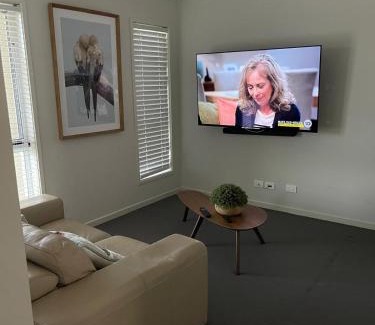 Deebing Heights Maison | Modern Four Bedroom Holiday Home Available in Deebing Heights