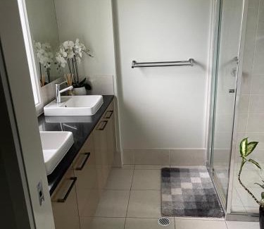 Deebing Heights Maison | Modern Four Bedroom Holiday Home Available in Deebing Heights