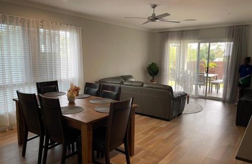 Deebing Heights Maison | Modern Four Bedroom Holiday Home Available in Deebing Heights