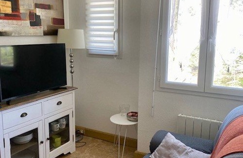 Amelie-les-Bains-Palalda Appartement | Charmant F2 à Amélie-les-Bains avec parking, ascenseur et équipements complets