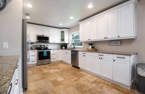 Gainesville Maison | Modern, Fully Upgraded Home with BBQ and Firepit!