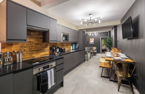 Kings Cross St. Pancras Maison | Modern & Funky 3-BR Duplex with Games Room & Sauna