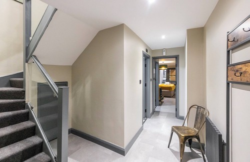 Kings Cross St. Pancras Maison | Modern & Funky 3-BR Duplex with Games Room & Sauna