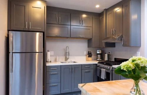 Tamalpais-Homestead Valley Maison | Modern Garden View Home w/ free parking, unique art & furniture: a Superhost