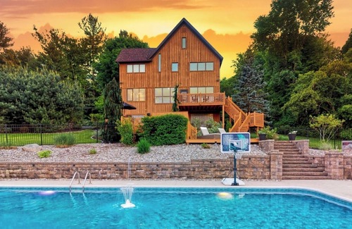 Dalton Maison | Modern Getaway w/ POOL & HOT TUB and AMAZING VIEWS