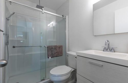 Washington Virginia Vale Maison | Modern Getaway with Private Balcony