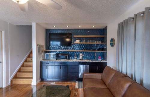 Washington Virginia Vale Maison | Modern Getaway with Private Balcony