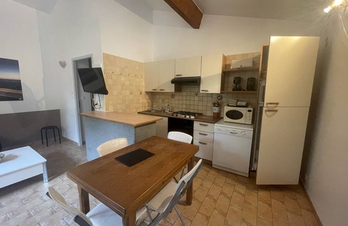 Joyeuse Maison | Gîte Moderne, Piscines, Aire de jeux, village de gites clos et arboré