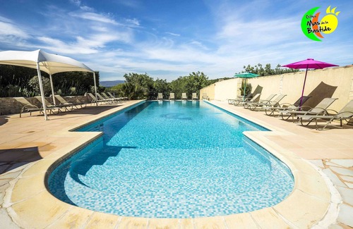 Joyeuse Maison | Gîte Moderne, Piscines, Aire de jeux, village de gites clos et arboré