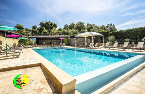 Joyeuse Maison | Gîte Moderne, Piscines, Aire de jeux, village de gites clos et arboré