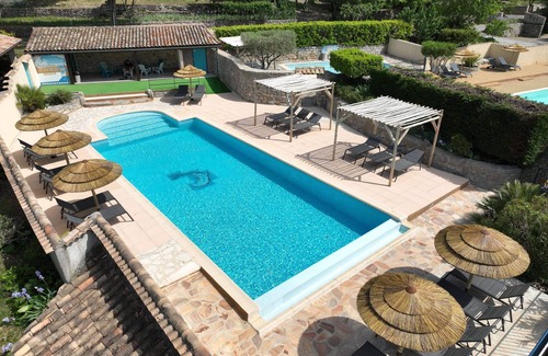 Joyeuse Maison | Gîte Moderne, Piscines, Aire de jeux, village de gites clos et arboré