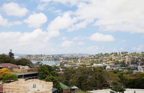 Darling Point Appartement | Modern Glamour is an apartment with breathtaking harbour bridge views