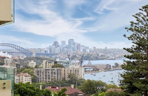 Darling Point Appartement | Modern Glamour is an apartment with breathtaking harbour bridge views