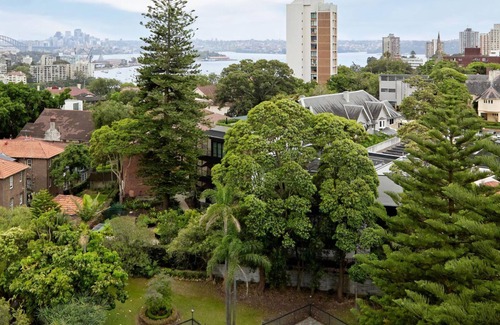 Darling Point Appartement | Modern Glamour is an apartment with breathtaking harbour bridge views