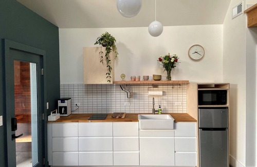 King Cottage | Modern guest house in the vibrant Sabin neighborhood