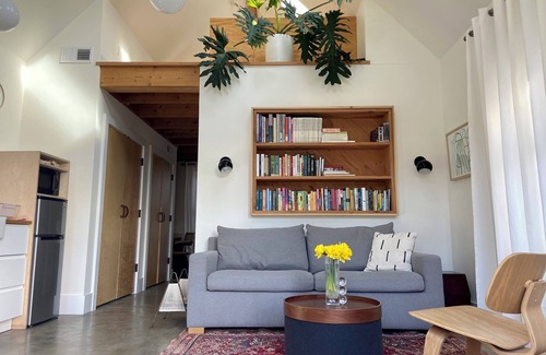 King Cottage | Modern guest house in the vibrant Sabin neighborhood