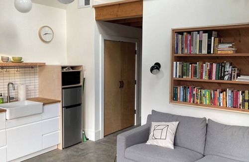 King Cottage | Modern guest house in the vibrant Sabin neighborhood
