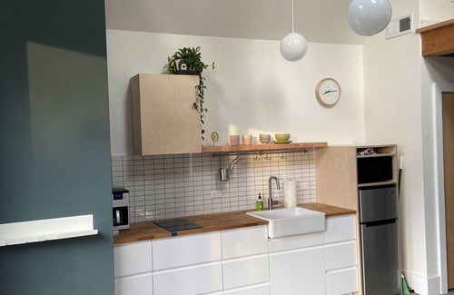 King Cottage | Modern guest house in the vibrant Sabin neighborhood