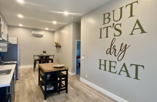Roadrunner Estates East Maison | Modern Guest House with Access to Private Pool! Great Central Location!
