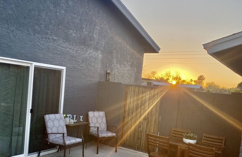 Roadrunner Estates East Maison | Modern Guest House with Access to Private Pool! Great Central Location!