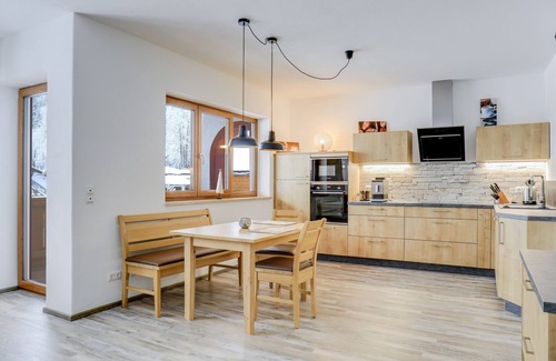 Garmisch-Partenkirchen Appartement | Appartement de vacances moderne "Schachen" avec vue sur les montagnes, Wi-Fi et balcon