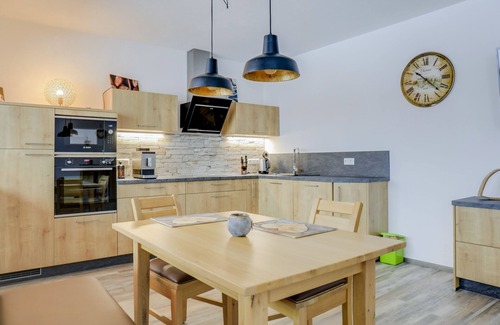 Garmisch-Partenkirchen Appartement | Appartement de vacances moderne "Schachen" avec vue sur les montagnes, Wi-Fi et balcon