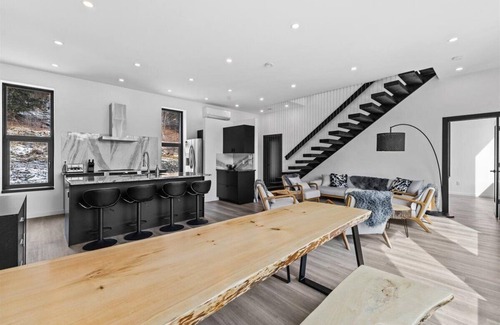 Moscow Maison | Modern Hideaway Chefs Kitchen & Sauna 15min to Ski