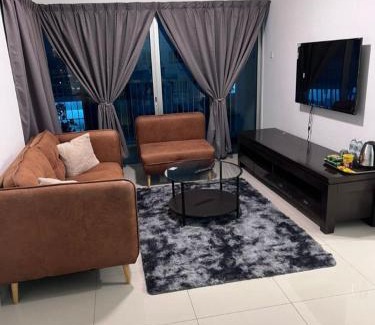 Salak South Appartement | Modern High-Floor 2BR Retreat 9km to KL City Centre