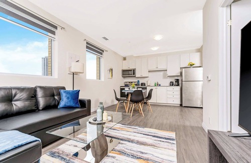 Kitchener Copropriété | Modern High Rise Condo w Private Patio—Downtown