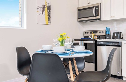 Kitchener Copropriété | Modern High Rise Condo w Private Patio—Downtown