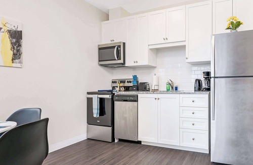Kitchener Copropriété | Modern High Rise Condo w Private Patio—Downtown