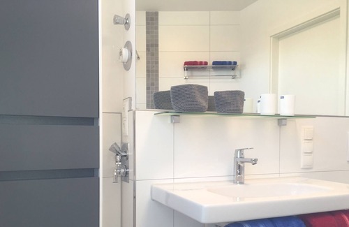 Altefaehr Appartement | APPARTEMENT DE VACANCES MODERNE - ÉQUIPEMENT EXCLUSIF - EMPLACEMENT SUPÉRIEUR SUR STRELASUND -