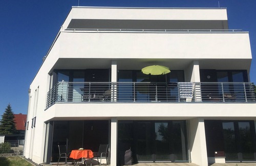 Altefaehr Appartement | APPARTEMENT DE VACANCES MODERNE - ÉQUIPEMENT EXCLUSIF - EMPLACEMENT SUPÉRIEUR SUR STRELASUND -