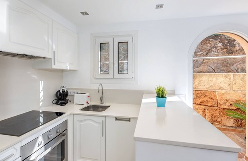 Cala Carbo Appartement | Logement de vacances moderne avec vue sur la mer, piscine, balcons, climatisation et Wi-Fi
