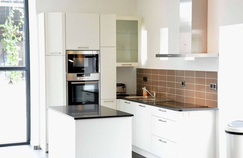Seron Maison | Modern Holiday Home in Fernelmont with Garden