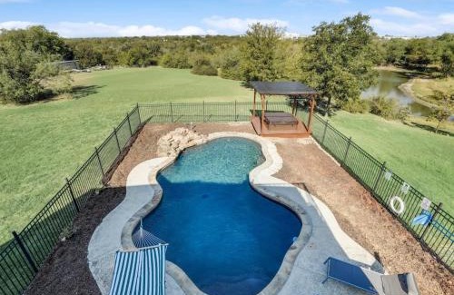 Denton Maison | Modern Home - 1 Acre Lot w Pool Patios Jacuzzi