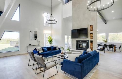 Denton Maison | Modern Home - 1 Acre Lot w Pool Patios Jacuzzi