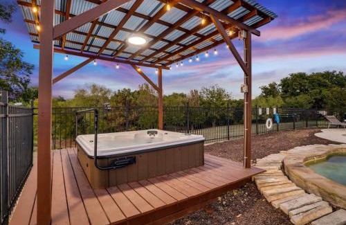 Denton Maison | Modern Home - 1 Acre Lot w Pool Patios Jacuzzi