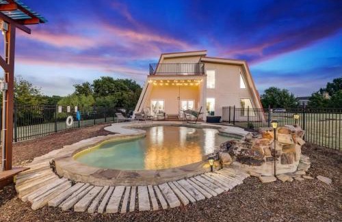 Denton Maison | Modern Home - 1 Acre Lot w Pool Patios Jacuzzi