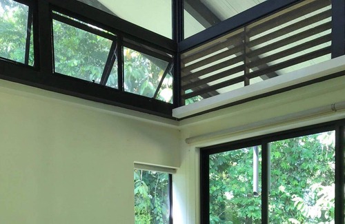 Ciudad Cortes Maison | Maison moderne avec une touche rustique à côté de la jungle