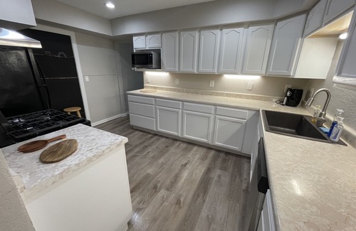 North San Antonio - SAT Maison | Modern Home in Central SA /10 min to Downtown! River Walk! The Alamo!