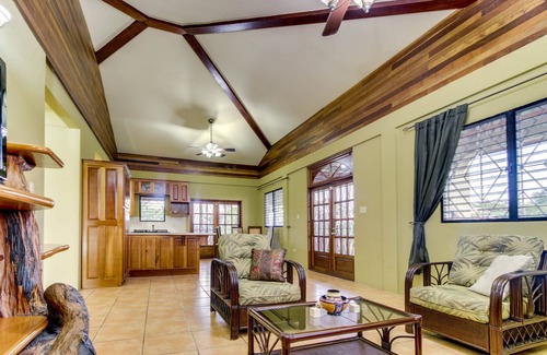 San Ignacio Villa | Belle maison moderne w / balcon dans un quartier calme - parfait pour les excursions!