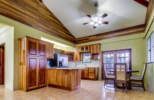 San Ignacio Villa | Belle maison moderne w / balcon dans un quartier calme - parfait pour les excursions!